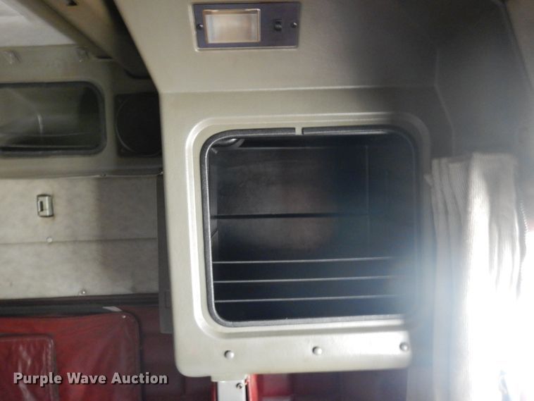 image for item GI9338 2000 Peterbilt 379 semi truck