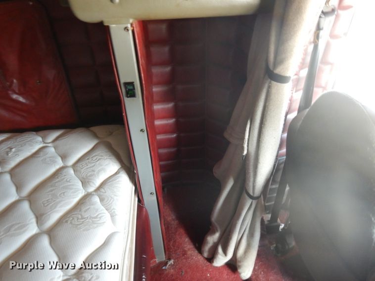 image for item GI9338 2000 Peterbilt 379 semi truck