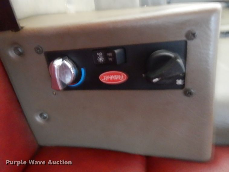 image for item GI9338 2000 Peterbilt 379 semi truck