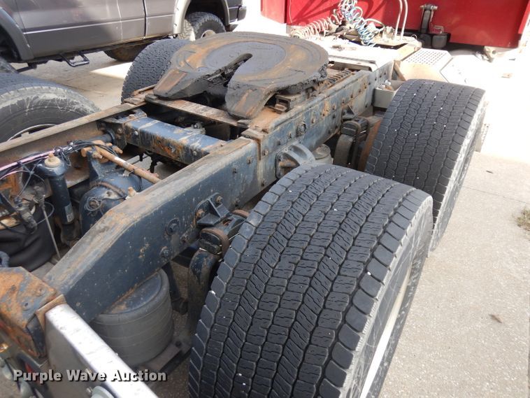 image for item GI9338 2000 Peterbilt 379 semi truck