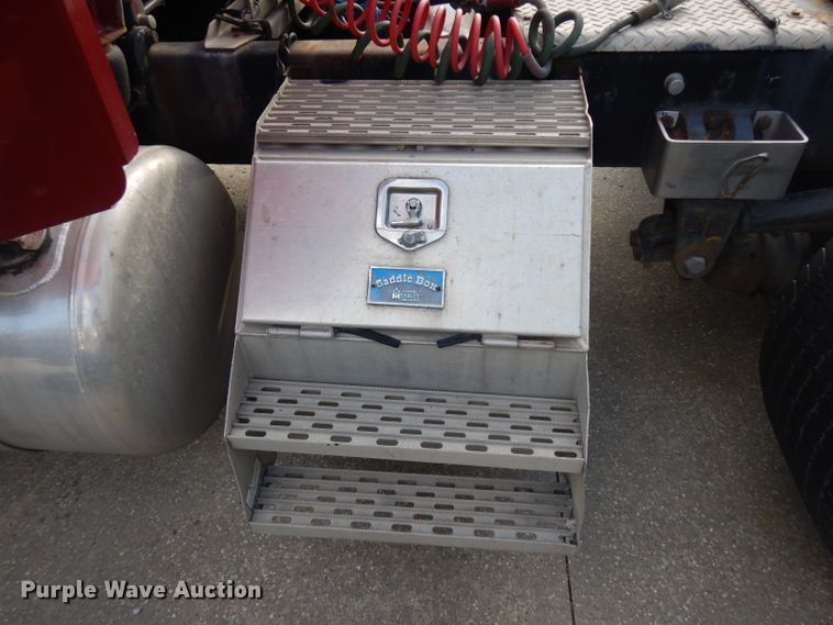 image for item GI9338 2000 Peterbilt 379 semi truck