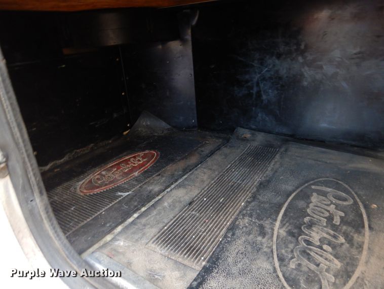 image for item GI9338 2000 Peterbilt 379 semi truck