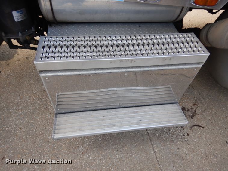 image for item GI9338 2000 Peterbilt 379 semi truck