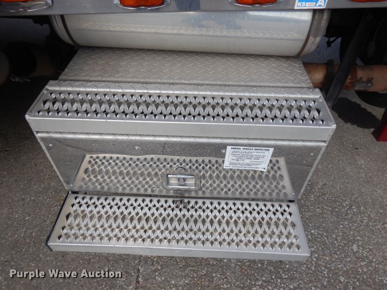 image for item GI9338 2000 Peterbilt 379 semi truck