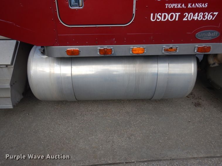 image for item GI9338 2000 Peterbilt 379 semi truck