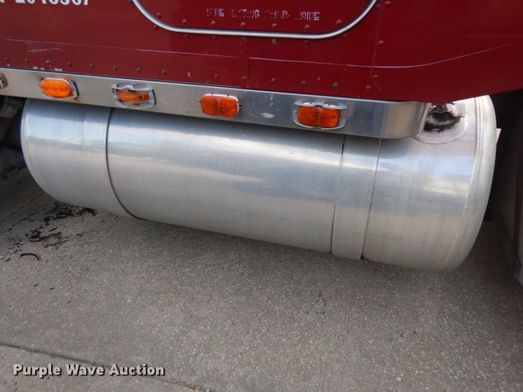 image for item GI9338 2000 Peterbilt 379 semi truck