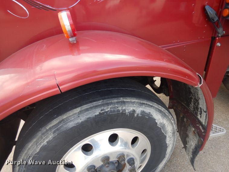 image for item GI9338 2000 Peterbilt 379 semi truck