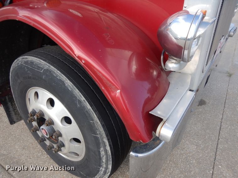 image for item GI9338 2000 Peterbilt 379 semi truck