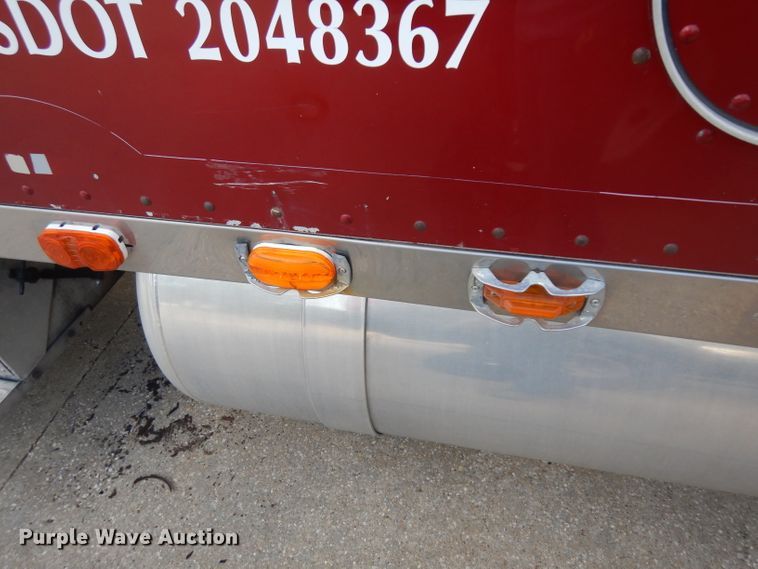 image for item GI9338 2000 Peterbilt 379 semi truck