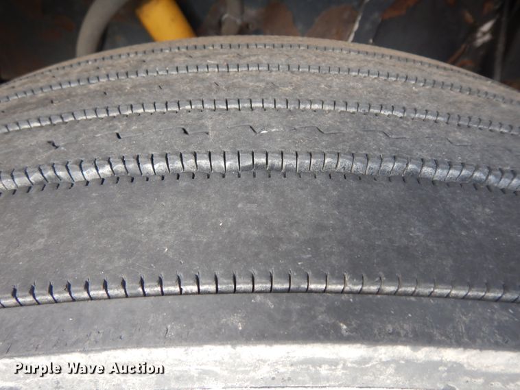 image for item GI9338 2000 Peterbilt 379 semi truck