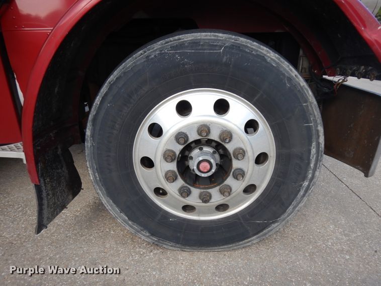 image for item GI9338 2000 Peterbilt 379 semi truck