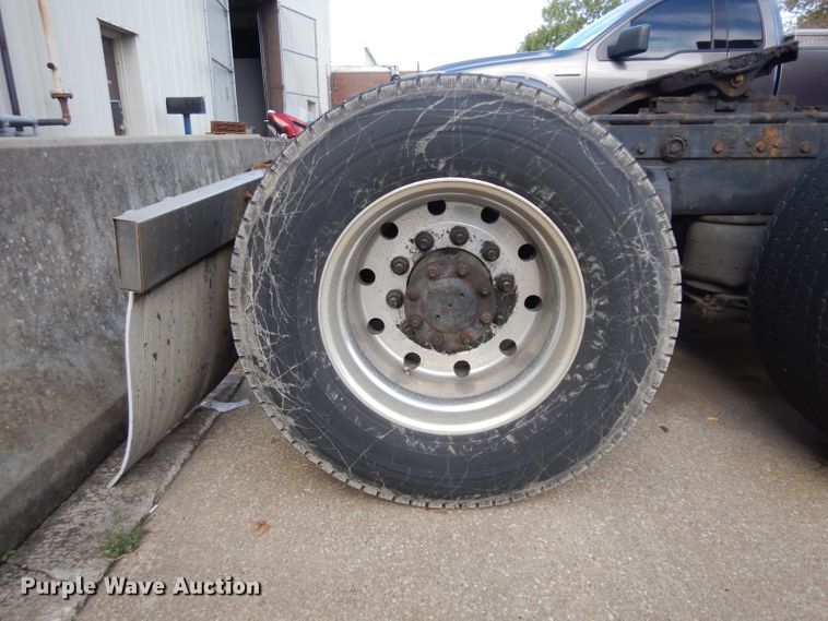 image for item GI9338 2000 Peterbilt 379 semi truck