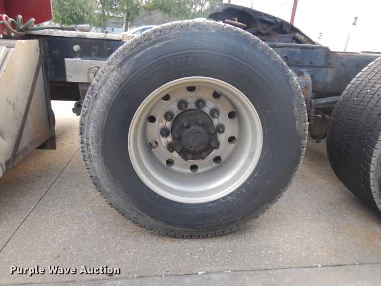 image for item GI9338 2000 Peterbilt 379 semi truck