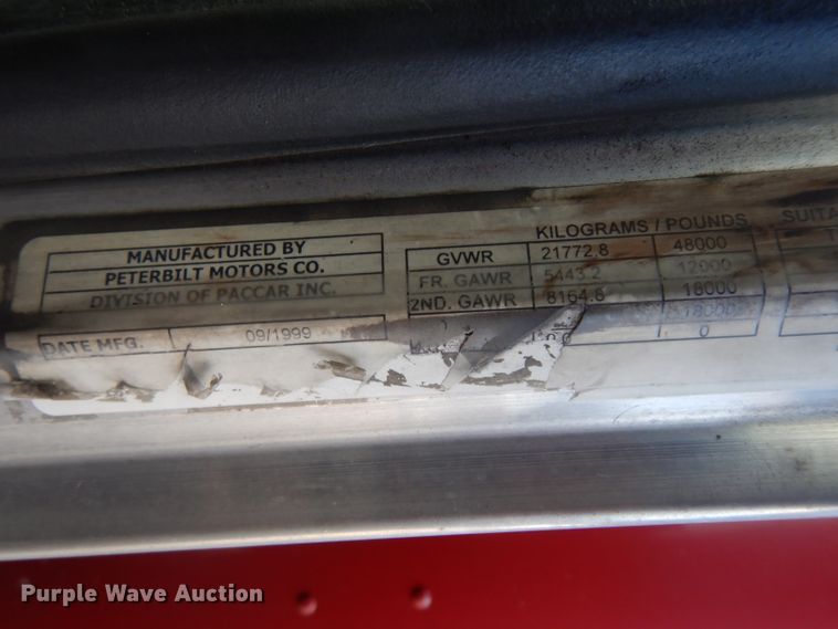 image for item GI9338 2000 Peterbilt 379 semi truck