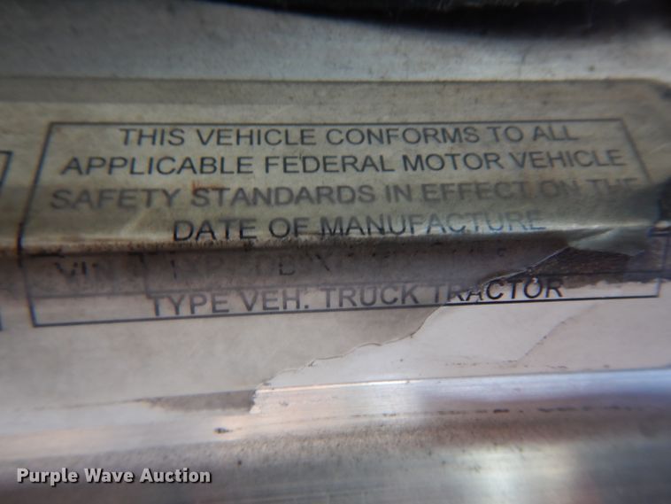 image for item GI9338 2000 Peterbilt 379 semi truck