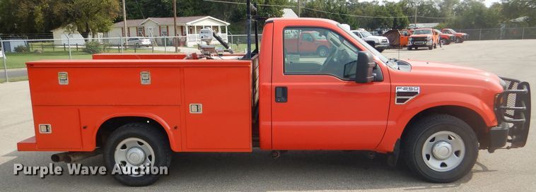 image for item DB4976 2008 Ford F250 Super Duty utility bed pickup truck