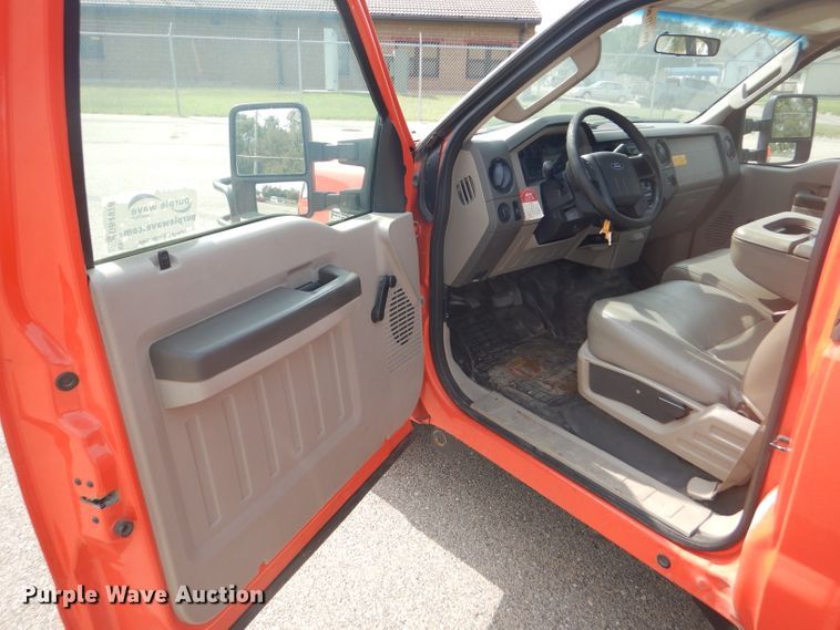 image for item DB4976 2008 Ford F250 Super Duty utility bed pickup truck