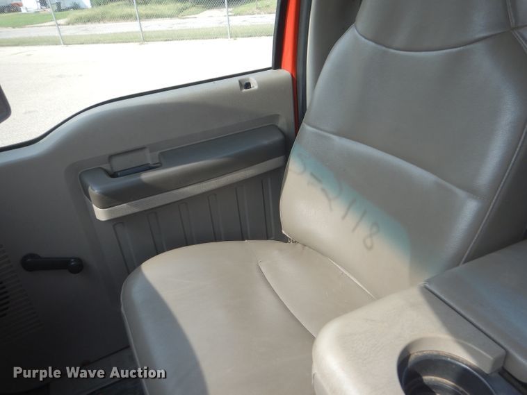 image for item DB4976 2008 Ford F250 Super Duty utility bed pickup truck