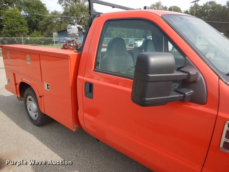 image for item DB4976 2008 Ford F250 Super Duty utility bed pickup truck