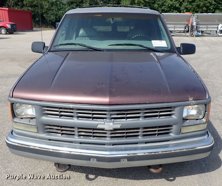 image for item DE1072 1997 Chevrolet Suburban 1500 SUV