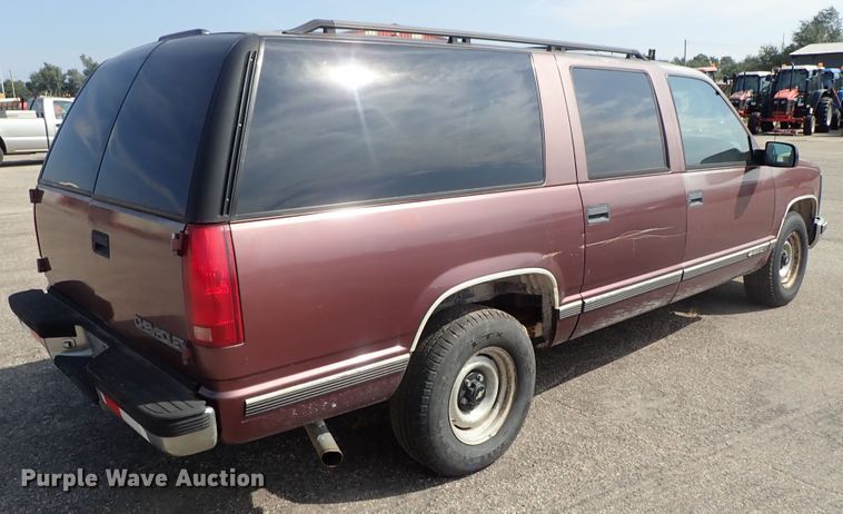 image for item DE1072 1997 Chevrolet Suburban 1500 SUV