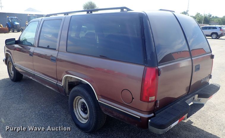 image for item DE1072 1997 Chevrolet Suburban 1500 SUV