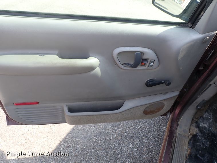 image for item DE1072 1997 Chevrolet Suburban 1500 SUV