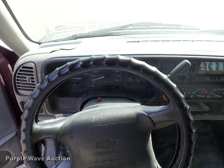 image for item DE1072 1997 Chevrolet Suburban 1500 SUV