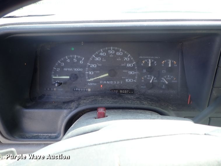 image for item DE1072 1997 Chevrolet Suburban 1500 SUV