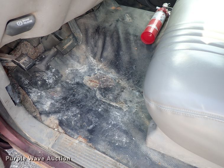 image for item DE1072 1997 Chevrolet Suburban 1500 SUV