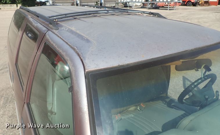 image for item DE1072 1997 Chevrolet Suburban 1500 SUV