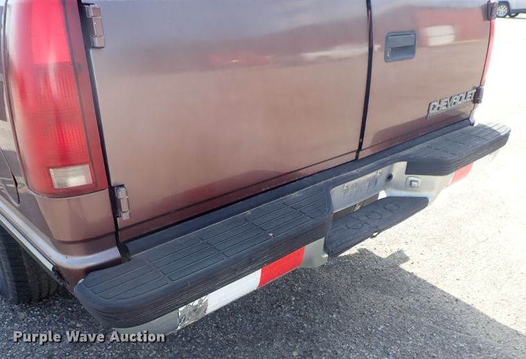 image for item DE1072 1997 Chevrolet Suburban 1500 SUV