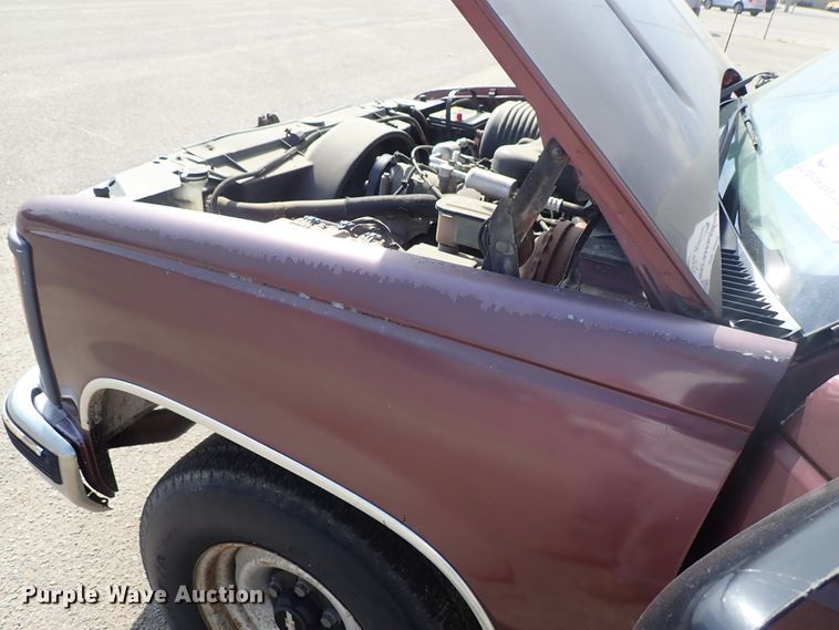 image for item DE1072 1997 Chevrolet Suburban 1500 SUV