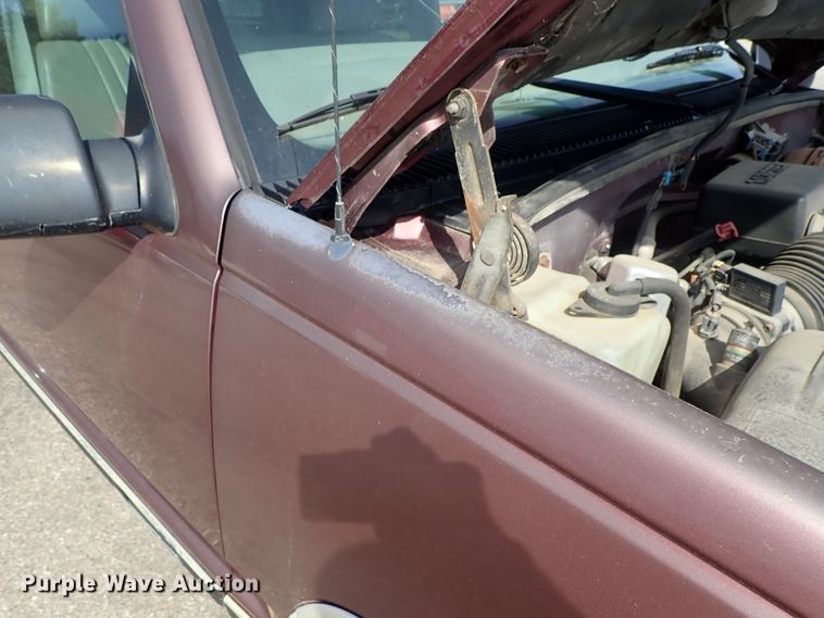 image for item DE1072 1997 Chevrolet Suburban 1500 SUV