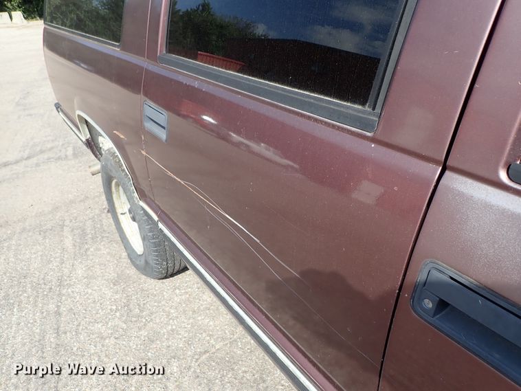 image for item DE1072 1997 Chevrolet Suburban 1500 SUV