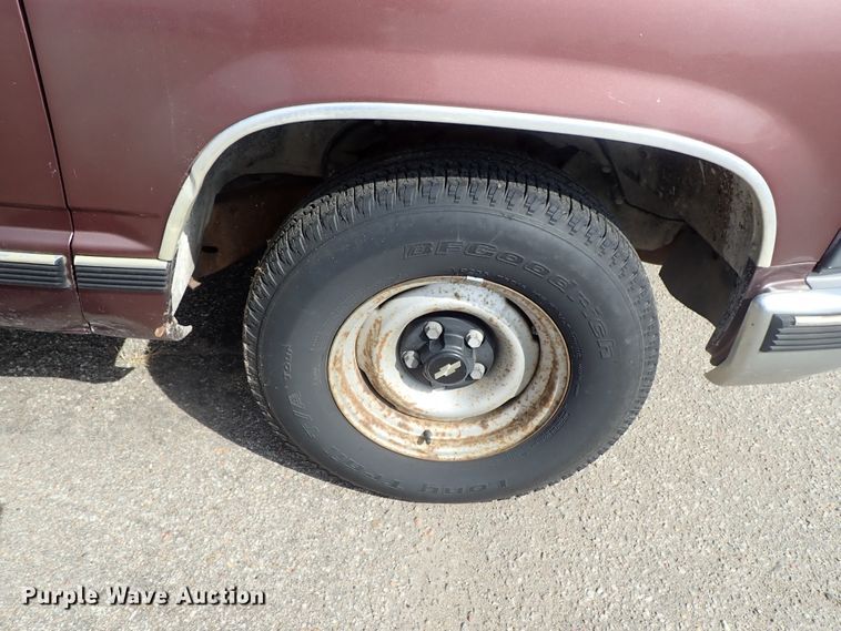 image for item DE1072 1997 Chevrolet Suburban 1500 SUV