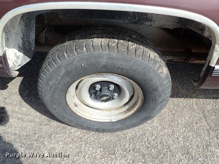 image for item DE1072 1997 Chevrolet Suburban 1500 SUV