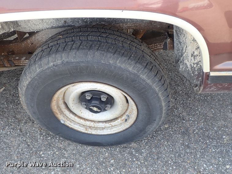 image for item DE1072 1997 Chevrolet Suburban 1500 SUV