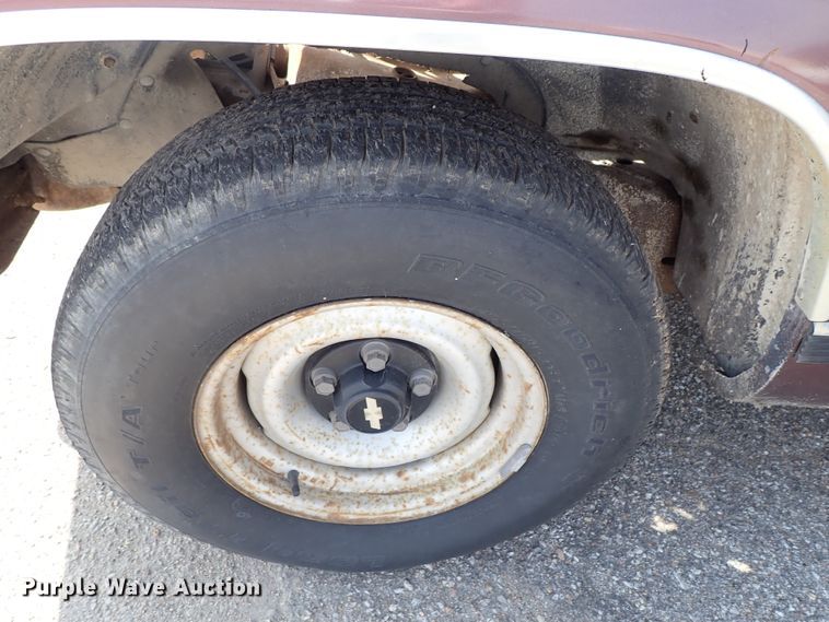 image for item DE1072 1997 Chevrolet Suburban 1500 SUV