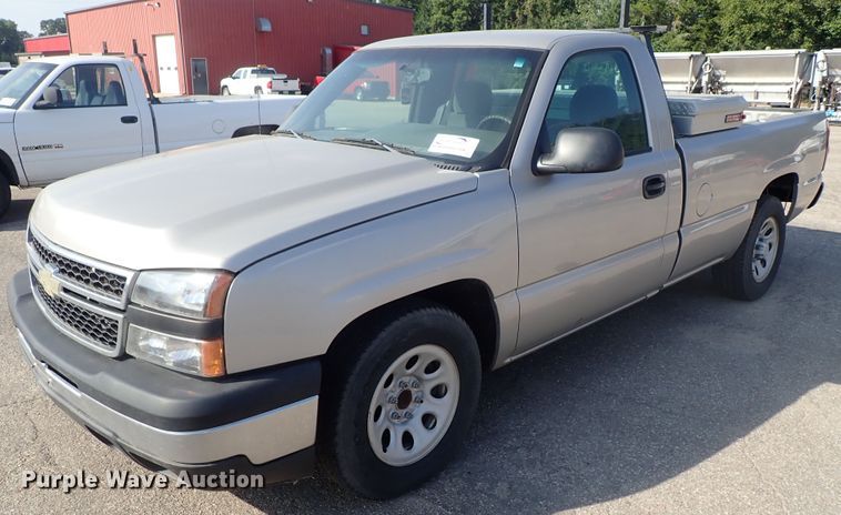 image for item DE1074 2006 Chevrolet Silverado 1500 pickup truck