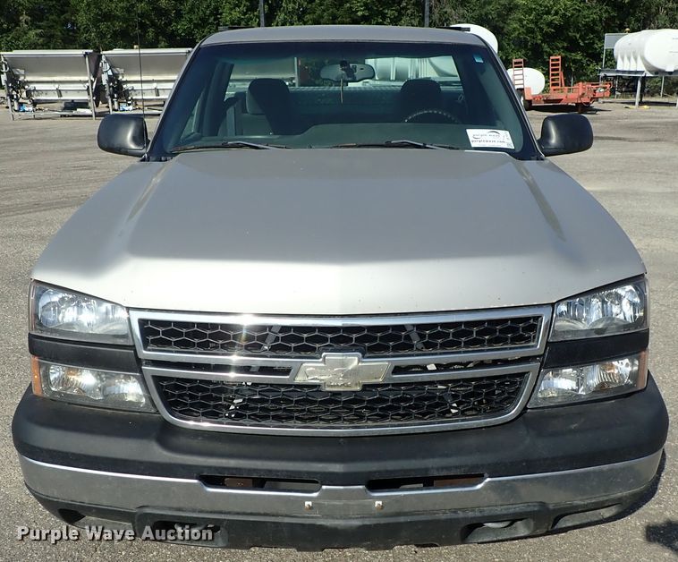 image for item DE1074 2006 Chevrolet Silverado 1500 pickup truck