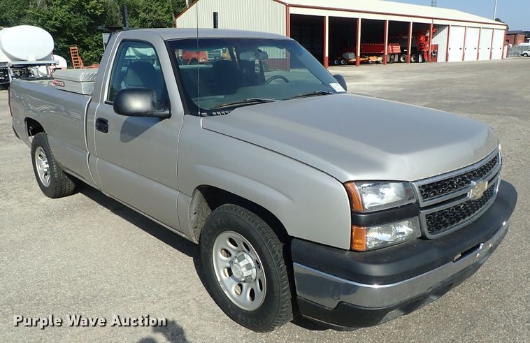 image for item DE1074 2006 Chevrolet Silverado 1500 pickup truck