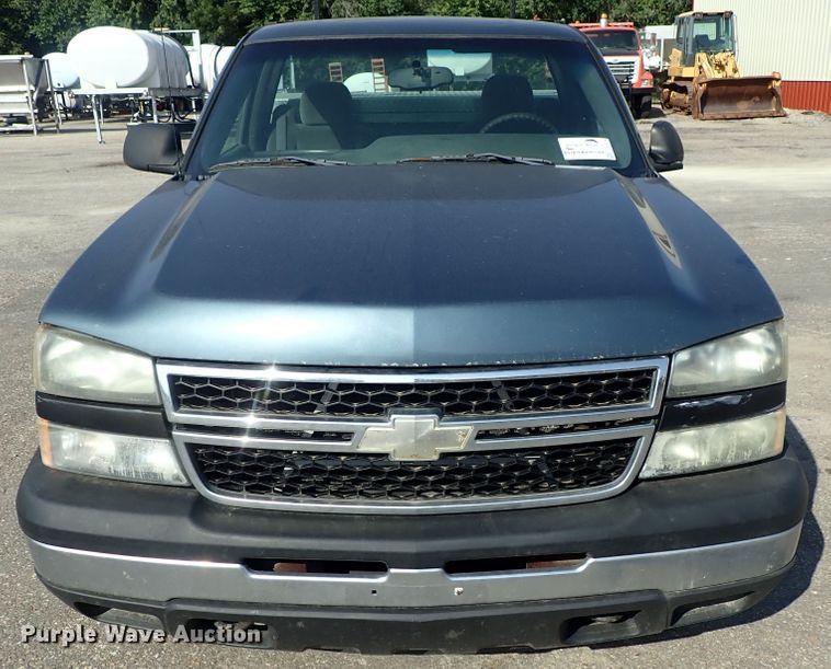 image for item DE1076 2006 Chevrolet Silverado 1500 pickup truck