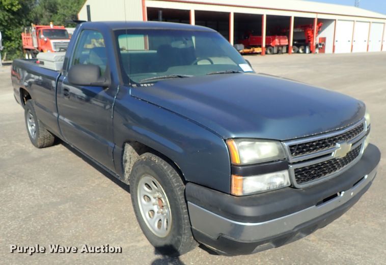 image for item DE1076 2006 Chevrolet Silverado 1500 pickup truck
