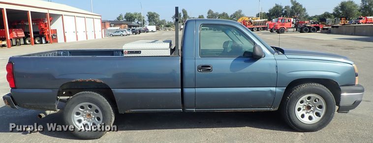image for item DE1076 2006 Chevrolet Silverado 1500 pickup truck