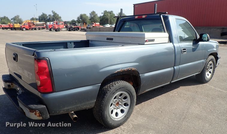 image for item DE1076 2006 Chevrolet Silverado 1500 pickup truck