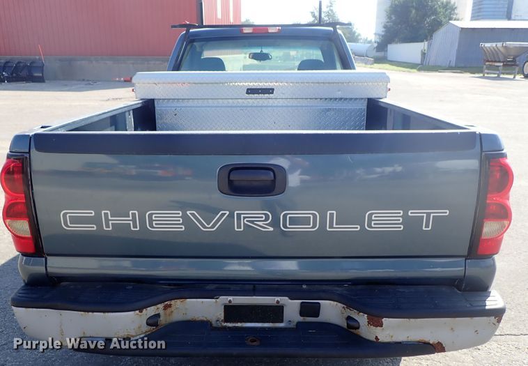 image for item DE1076 2006 Chevrolet Silverado 1500 pickup truck