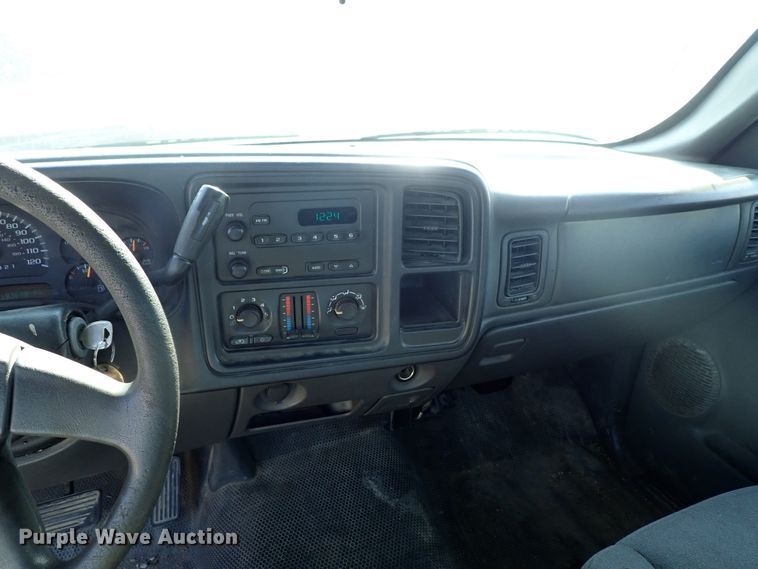 image for item DE1076 2006 Chevrolet Silverado 1500 pickup truck