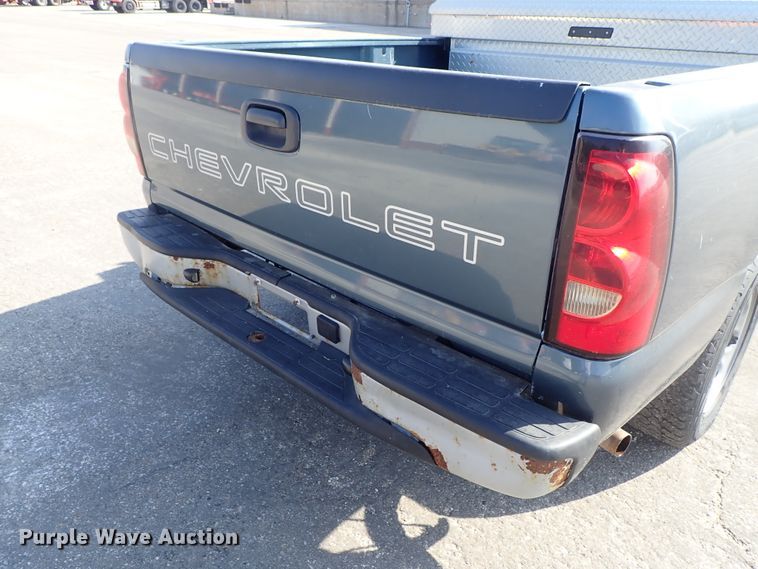image for item DE1076 2006 Chevrolet Silverado 1500 pickup truck