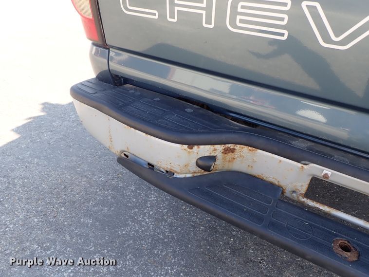 image for item DE1076 2006 Chevrolet Silverado 1500 pickup truck